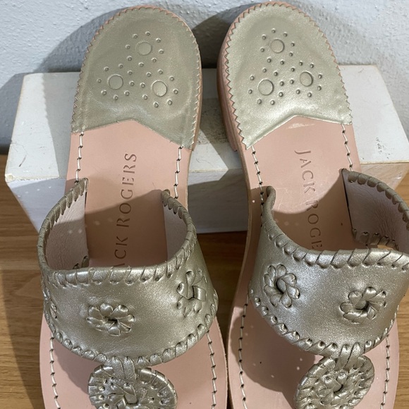 Jack Rogers Metallic Gold Thong Sandals Whipstitch Medallion Flat Size 10 Beachy - Picture 5 of 11